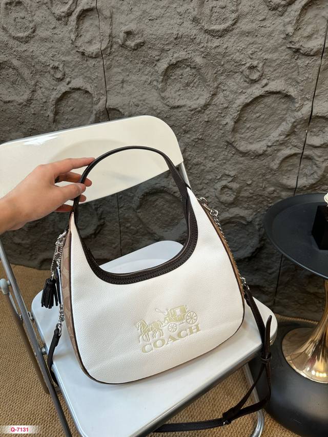 Size: 29 17Cm 蔻驰coach 新品又美出新高度了, 腋下包 这个小可爱, 简直不要太可爱了, 很适合春天配小裙子穿的包包! Size: 29 17Cm 蔻驰coach 新品又美出新高度了, 腋下包 这个小可爱, 简直不要太可爱了, 很适合春天配小裙子穿的包包!