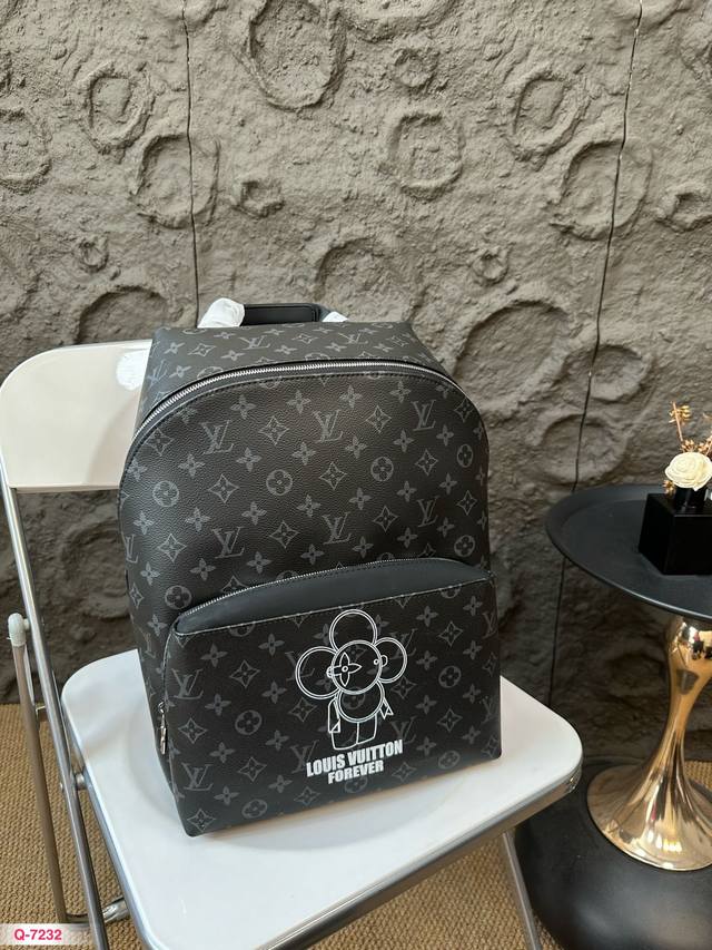 Lv限量款系列联名款，双肩包 最新款双肩包这款时尚功能背包是最适合都市活躍人士 它将运动袋形与独特的品牌细节元素结合 背都超好看哦！每一个细节跟足双肩包 尺寸2