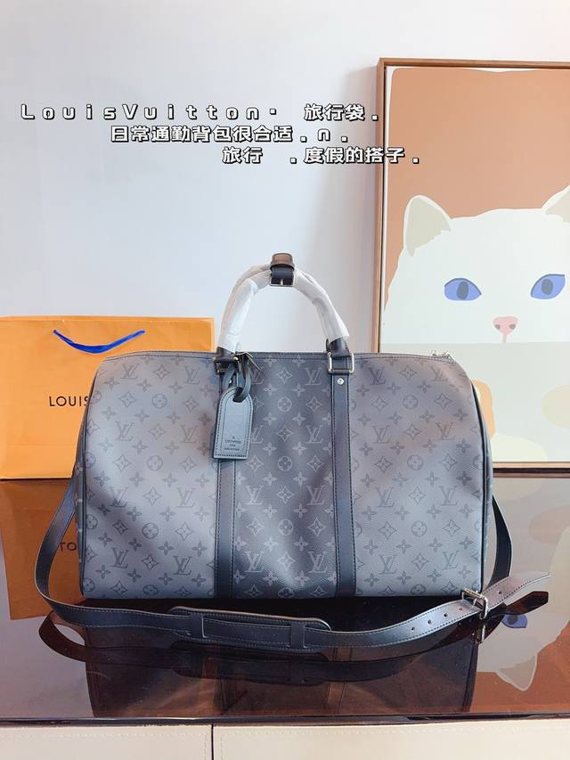Lv 路易威登联名款keepall 斜跨包旅行包 一只帅气能装的旅行袋 时尚爆发款火热来袭 经典设计大气可观男女通用款 包包采用原版皮质 超级厚实 耐磨 耐用原