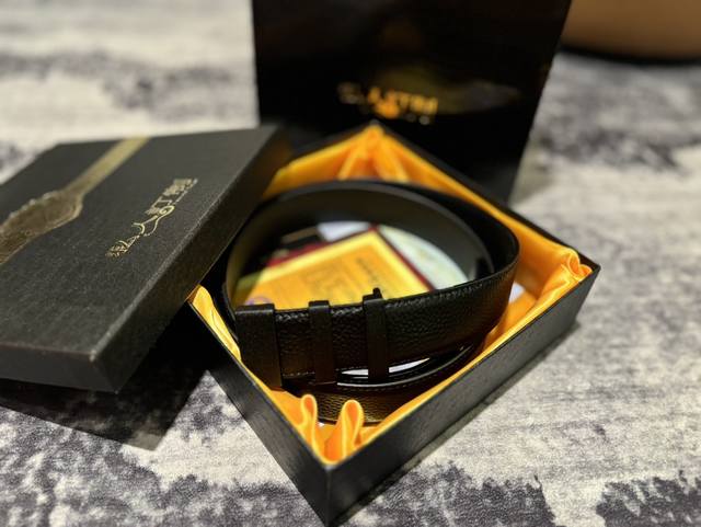 送男友必备品 实在太高级啦 高版本！腰带 牛皮皮带～热门款 男女通用皮带里面最火的版本啦～质量很好 全套包装！五金绝对不褪色 皮带头和专柜一样的哦～ 配礼盒手提