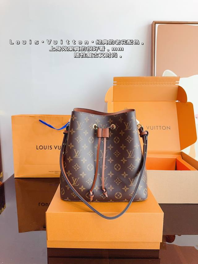 配礼盒 Lv 香槟桶 满满的专柜味道 Lv水桶包néonoé选用柔软的monogram帆布面料 并搭配变色皮装饰 细节完美对花 配纯正变色小牛皮 原版五金全部带