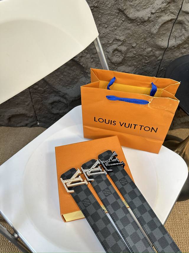 升级版 Lv！！ 高版本！ 腰带 嘿哈 原单牛皮皮带～热门款 皮带里面最火的啦～质量很好 全套包装！五金绝对不褪色 皮带头和专柜一样的哦～ 配礼盒手提袋发票
