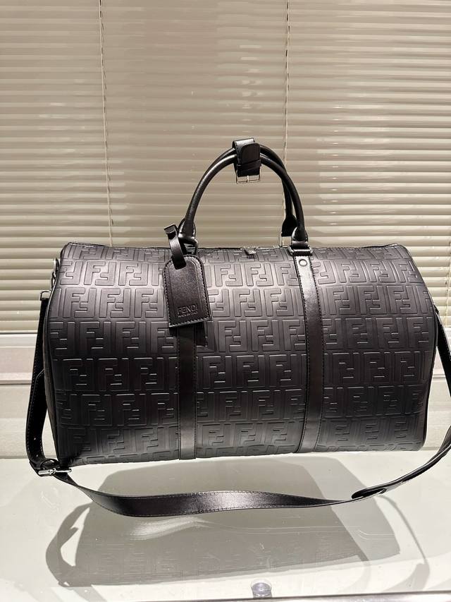 要旅行的宝宝 机场旅行包来咯 Fendi 专柜同款旅行包 范冰冰 杨幂 刘涛各路大牌明星同款我有自留一直在用每个摩登旅者 都要拥有一只帅气能装的旅行袋 时尚爆发