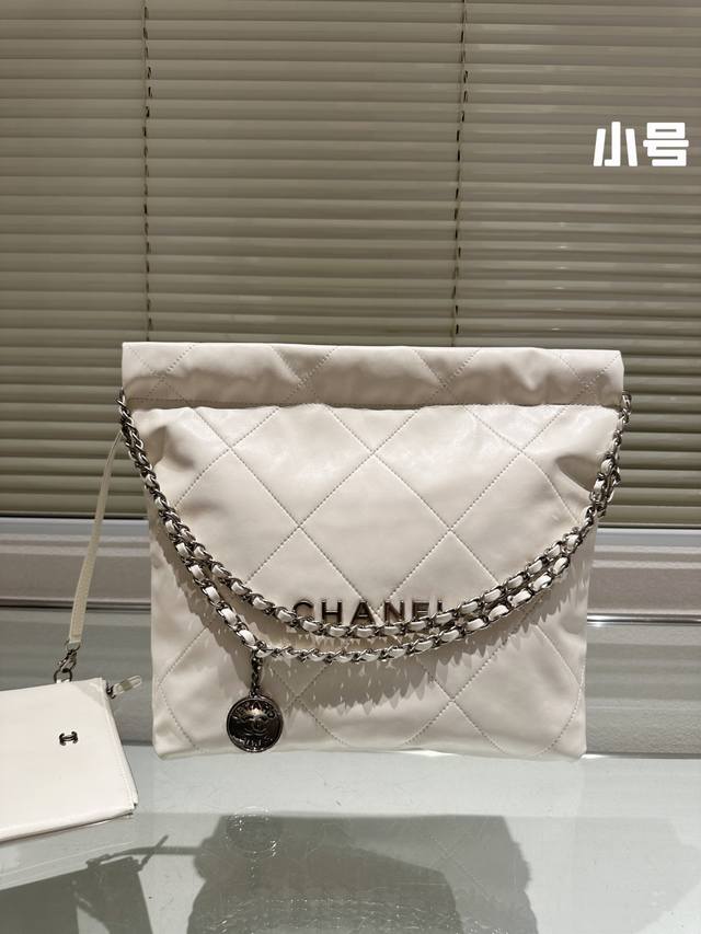 盒 Chanel 22Bag 以数字命名的“垃圾袋” 年10 月，Chanel 品牌艺术总监virginie Viard在年春夏 时装秀_上推出一款新款手提包: