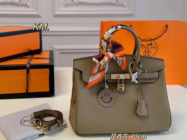 大号 小号 飞机盒折叠盒丝巾小马 Size:30×23 25×20 Hermes 爱马仕birkin铂金包 外缝线干净利落， 玫瑰金扣精美别致！ 开口拎随性慵懒