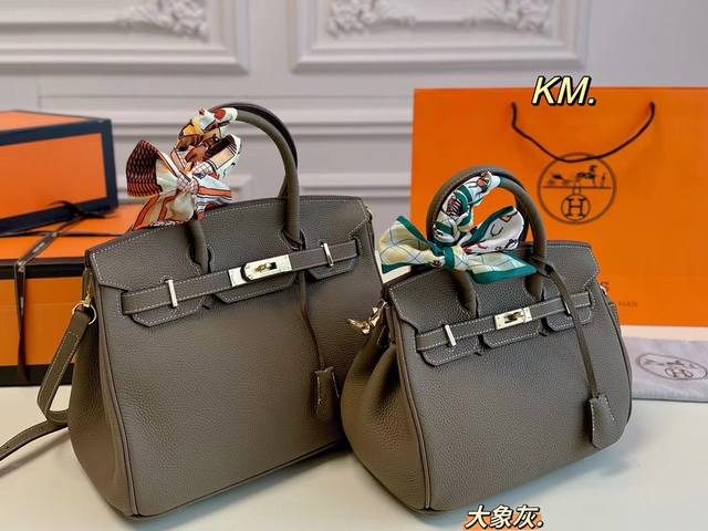 大号 小号 飞机盒折叠盒丝巾小马 Size:30×23 25×20 Hermes 爱马仕birkin铂金包 外缝线干净利落, 玫瑰金扣精美别致! 开口拎随性慵懒 大号 小号 飞机盒折叠盒丝巾小马 Size:30×23 25×20 Hermes 爱马仕birkin铂金包 外缝线干净利落, 玫瑰金扣精美别致! 开口拎随性慵懒