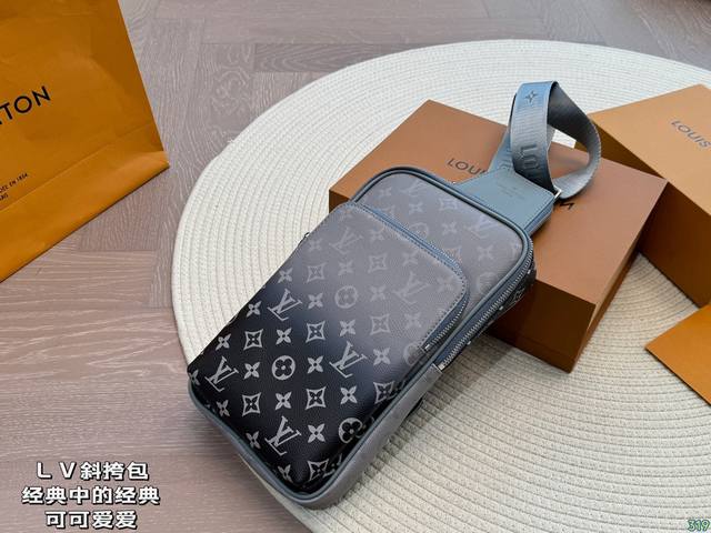 路易威登lv斜挎包 经典中的经典 可可爱爱 日常带出门毫无压力且非常时髦喔~ 尺寸17 30