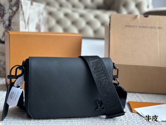 Lv男士邮差包 Aerogram 邮差包以极简设计满溢潮流气息~ 选用细腻牛皮，表面的可定制标签仿佛1日式航空信笺上的邮票，直角翻盖开启内部空间，可容纳手机、平