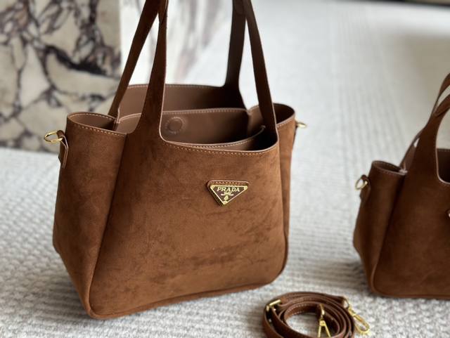 Prada洋气单品 菜篮子包 这个系列将是prada接下来一整季的主打款式。Prada 手袋的曲线型设计分外醒目，当手包很优雅，时尚百搭！打麻将逛街也很轻便哦！