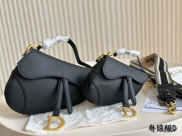 全套包装 D家轰动时尚界的马鞍包当数老花款最受热捧～每个包柜里都应该有的永恒经典！也必将是一直火爆的传奇之作，Dior Saddle马鞍包，有故事的包包注定不平