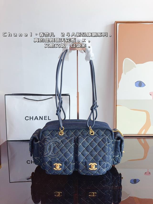 香奈儿 Chanel 丹宁单肩背. 简约大气风格 更加轻盈 可轻松驾驭各种风格 是每个酷酷女孩必入尺寸：29*11*20Cm