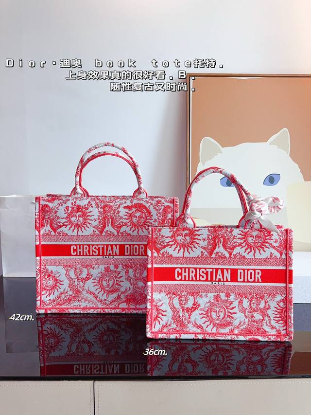 迪奥 托特包 系列. 这款 Dior Book Tote 手袋由 Dior女装创意总监玛 丽亚 嘉茜娅蔻丽 Maria Grazia Chiuri 设计，是体现