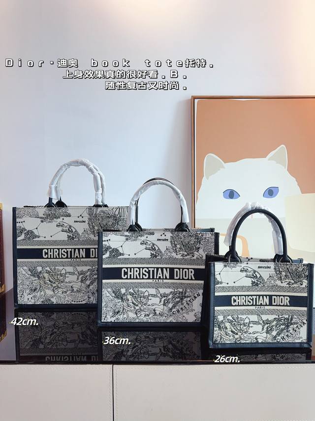 配皮. 迪奥 托特包 系列. 这款 Dior Book Tote 手袋由 Dior女装创意总监玛 丽亚 嘉茜娅蔻丽 Maria Grazia Chiuri 设计