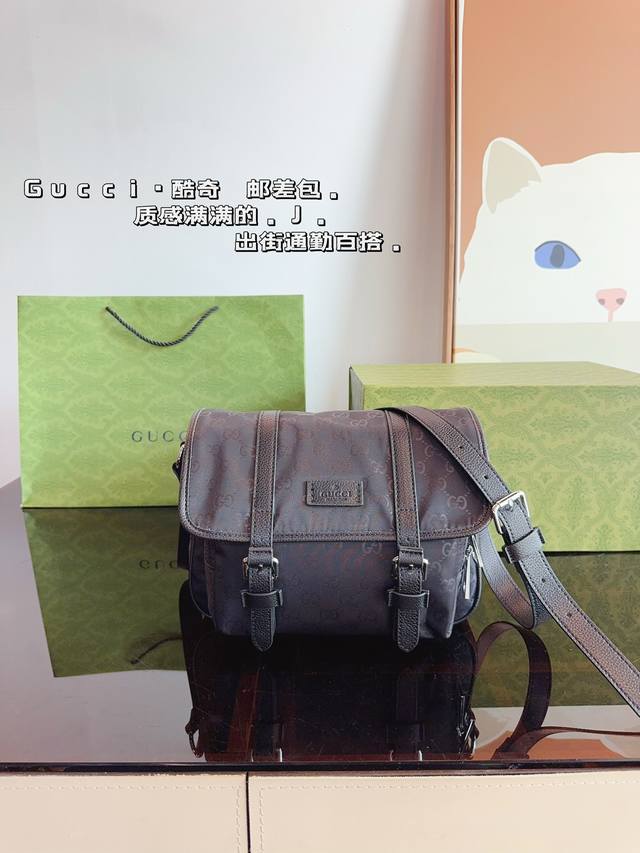配礼盒. 酷奇gucci 邮差包斜挎包. 男生日常休闲搭配的理想选择～ 实用又百搭，小小的身体大大的空间 非常适合放随身物品~ 适合男生大大咧咧的性格~尺寸：2