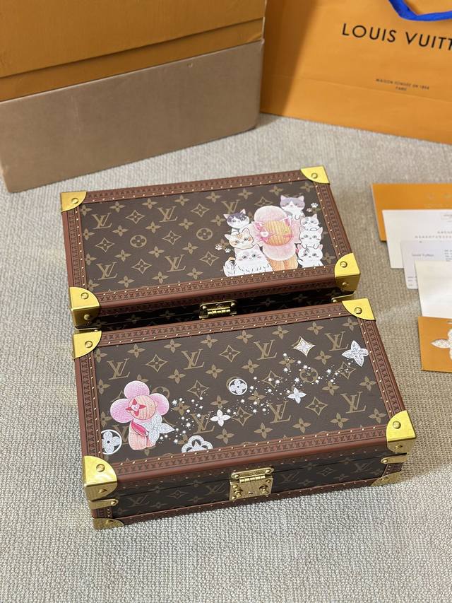 顶级原单 涂鸦 配盒尺寸38 28Cm Lv 硬箱首饰盒收纳盒 方方正正的很精致 能放的东西挺多的 看着复古又高级 平时不仅可以用来放珠宝首饰之外摆放在家里奢华