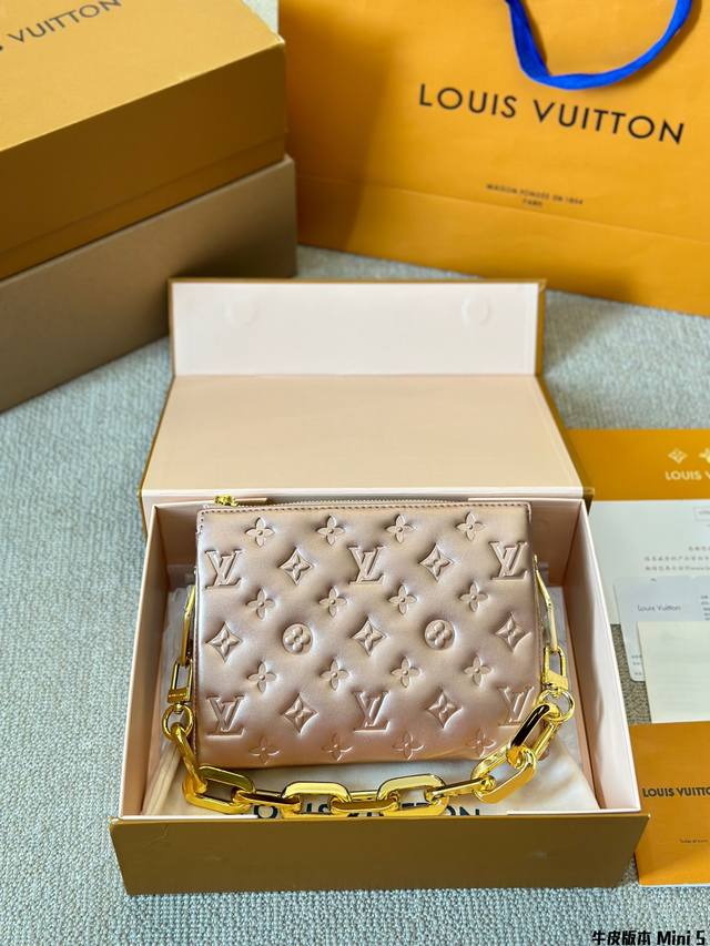 牛皮版本 Mini Lv Coussin 抱抱包 最爱的黑白look来啦 柔软的小羊皮质地让我拿上手的那一刻就爱上了它的触感 包包内里很多小隔层 让各种私人物品