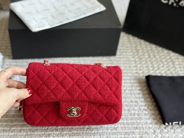 配盒 Size：20Cm 小香家 毛呢cf 仙女色哦！ 太太太太太美了 美到我心里去的一只包 看到它第一眼就觉得 这就是我的包吧