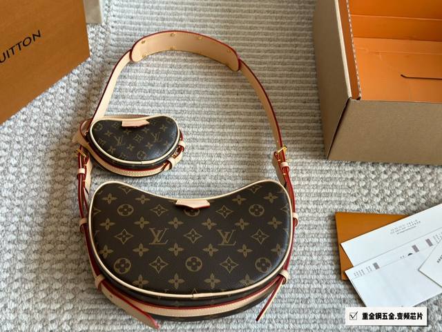 配全套包装 Size：22*13Cm L家 豌豆真是爱了 好看的包包， 可可爱爱的豌豆包 我是喜欢自带的小零钱包太q了爱心爱心 很精致哦！