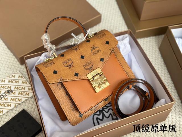 顶级原单 Mcm 邮差 包美貌与实用并存如图小号尺寸210Mmx160Mm 经典款&铆钉款 前翻盖设计私密性完美 风琴式隔层空间很充足 肩带可拆卸调节 质感硬挺
