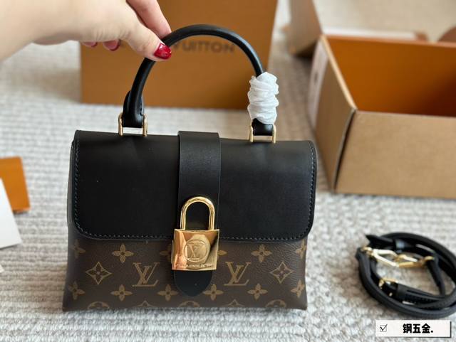 配盒 顶级原单 Size：20*16Cm L家 Locky Bb手袋 大大的金色挂锁 ！ 对包包真的没有抵抗力！ 又少女又很有气质！ 手提！腋下！斜挎！