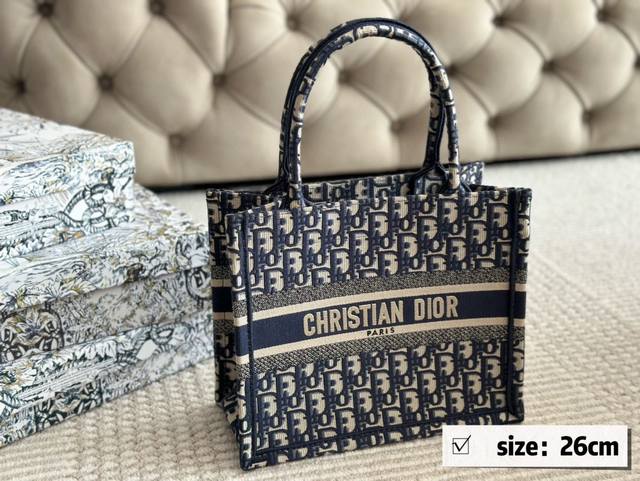 礼盒 Size：26*21Cm 36*28 Cm 41*35Cm D家 Tote购物袋 Cdbooktote23最新购物袋 立体刺绣 非普通货 搜索dior T
