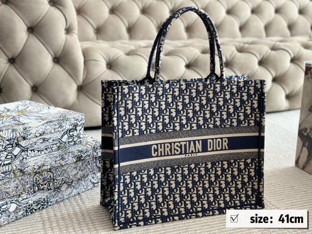 礼盒 Size：26*21Cm 36*28 Cm 41*35Cm D家 Tote购物袋 Cdbooktote23最新购物袋 立体刺绣 非普通货 搜索dior T