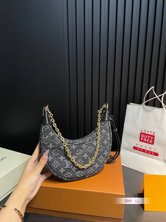 配折叠礼盒 Lv牛仔豌豆包 腋下包 今年腋下包大火 但是这一只驴家豌豆包 才是腋下包的宝藏 背在腋下不大不小 不光有可人外表 空间也很喜人 更是百搭 一年四季都