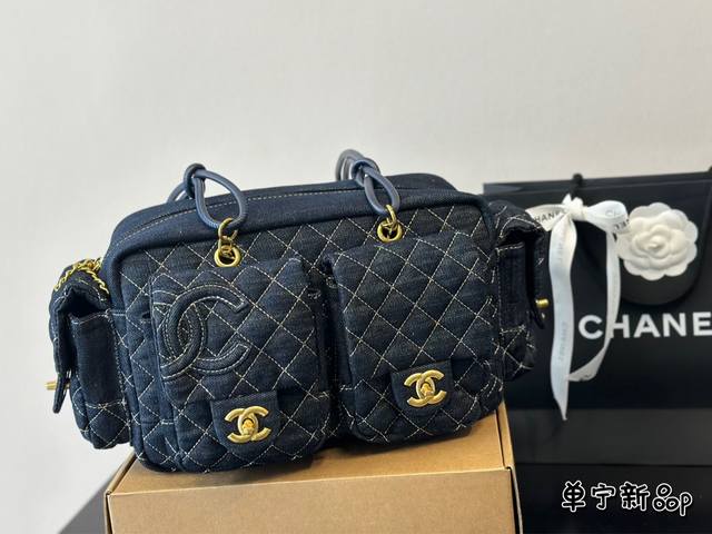 Chanel中古牛仔包 牛仔的材质本身和旅行的感觉就很搭，既轻松又时髦儿，菱格纹缝线的设计是我很喜欢的，这中和了牛仔本身的粗狂感，反而女人感和优雅感增加了很多。