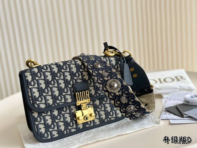 罗马带 折叠盒 Dior蒙田是真的好火！而且也太酷太好看了吧！又酷又好看的那种，老花真的百看不厌耶～之前还没有get到 觉得太帅气了 这次发现这样酷酷的包搭配温