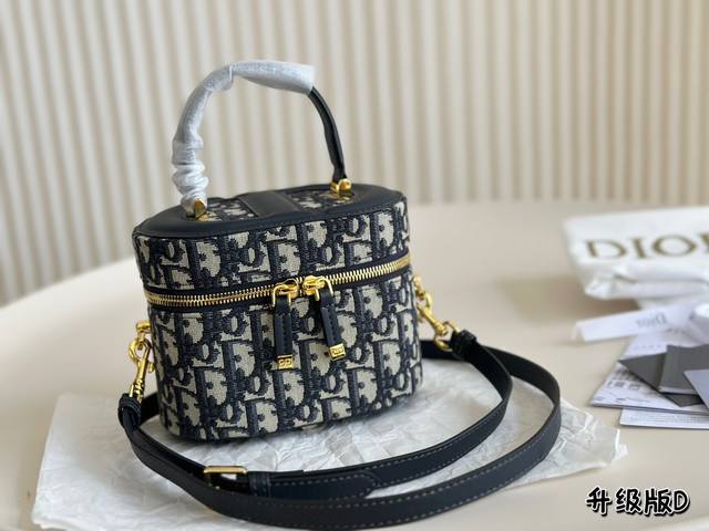 全套包装 Dior新款化妆盒老花 开挂啦这季小包包也太容量完全满足日常出行同了 尺寸16*12Cm 全套包装 Dior新款化妆盒老花 开挂啦这季小包包也太容量完全满足日常出行同了 尺寸16*12Cm