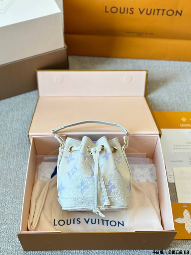 牛皮版本 这颗真的太太太太可爱了！ 现在的小废包越来越香了￠ 肩带不会很长 可调节 手拎斜挎都 可 超级百搭～ 尺寸13 16Cm