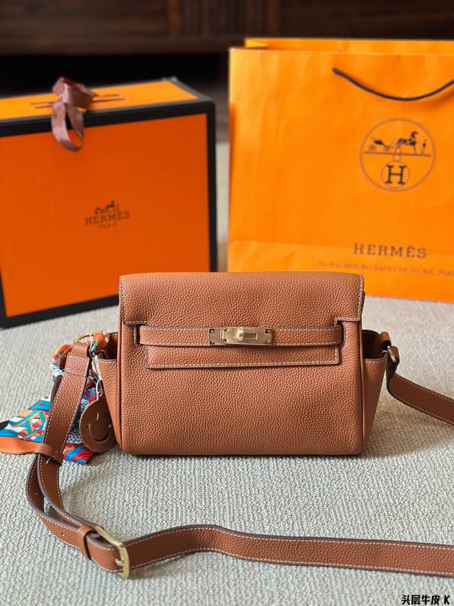 头层皮 Hemes 最新款kelly Messenger邮差包 秋冬新品kellymessenger 邮差包 容量非常大 包身很轻可自行调节肩带长短size 是