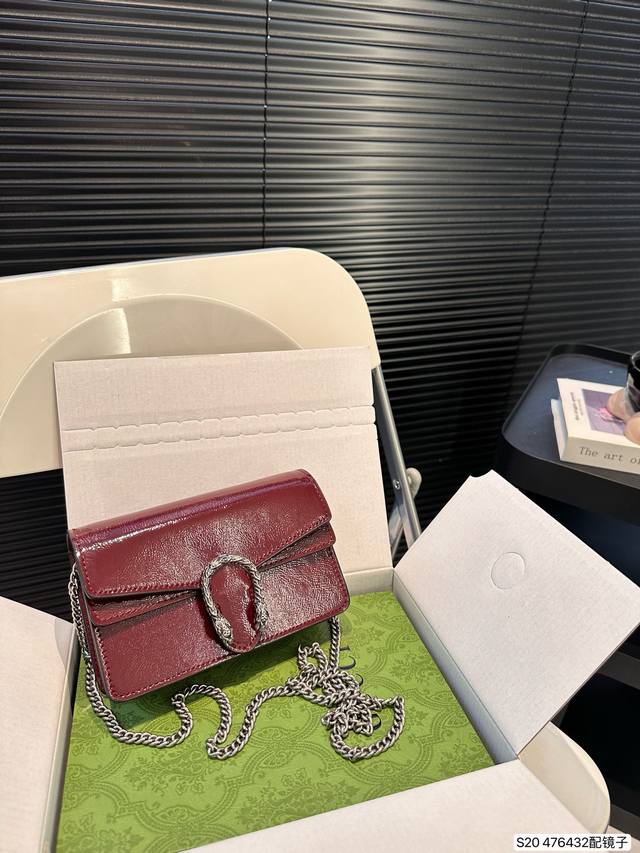 配飞机盒折叠盒子镜子 酷奇酒神gucci Dionysusmini 酒神 时髦精必备 Gucci 漆皮 设计真的是不挑季节 超多背法 可单肩 可斜挎 可手提 高