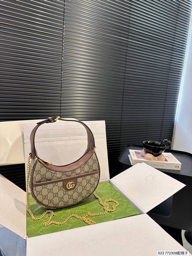 配飞机盒折叠盒子镜子 酷奇腋下包 背在腋下不大不小 不光有可人外表 空间也很喜人 更是百搭 一年四季都好背 让你秒变时髦精 尺寸：21 11 货号772308镜