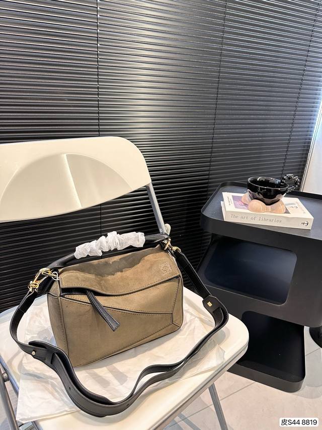 麂皮罗意威几何包 搭配一根完美的肩带 长短怡到好处合单肩ok斜背又很可 加了宽肩带的 瞬间又有了新生命 尺寸：23 15 货号8819