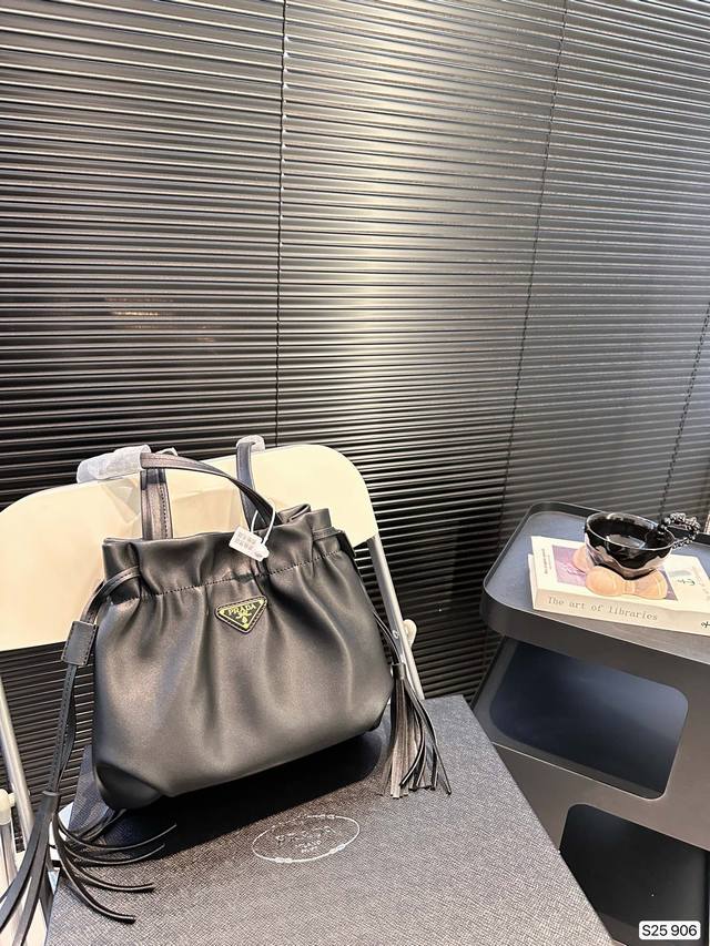 配盒子 普拉达水桶包 软软绵绵的羊皮肩挎包 旁边有扣子可以撑大容量中间也有磁铁开关目前有两色是个低调简约的日常水桶形包包 尺寸：24 25 货号906