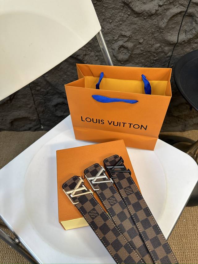 升级版 Lv！！ 高版本！ 腰带 嘿哈 原单牛皮皮带～热门款 皮带里面最火的啦～质量很好 全套包装！五金绝对不褪色 皮带头和专柜一样的哦～ 配礼盒手提袋发票