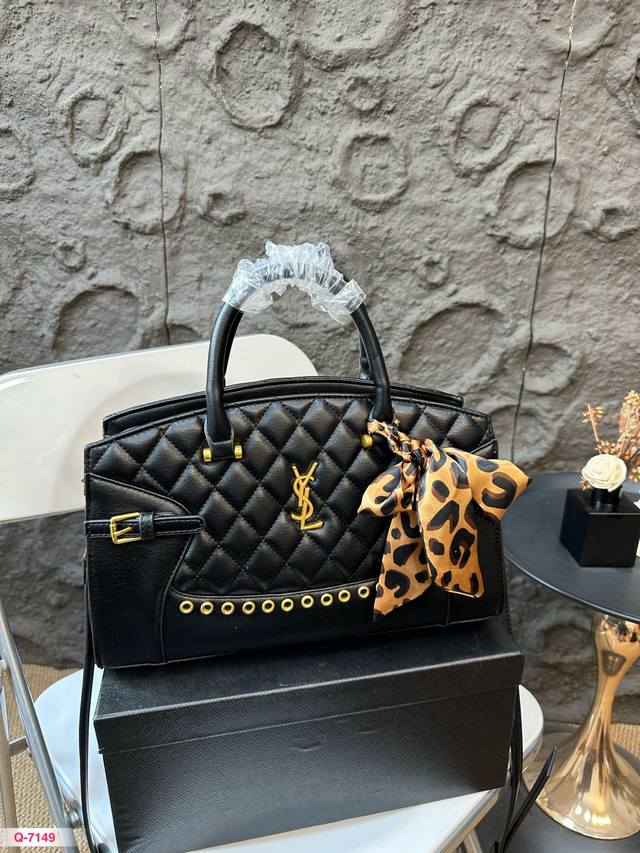 Ysl圣罗兰手提枕头包 耐看精致并超级能装 容量也很可日常出街必备 尺寸32.20