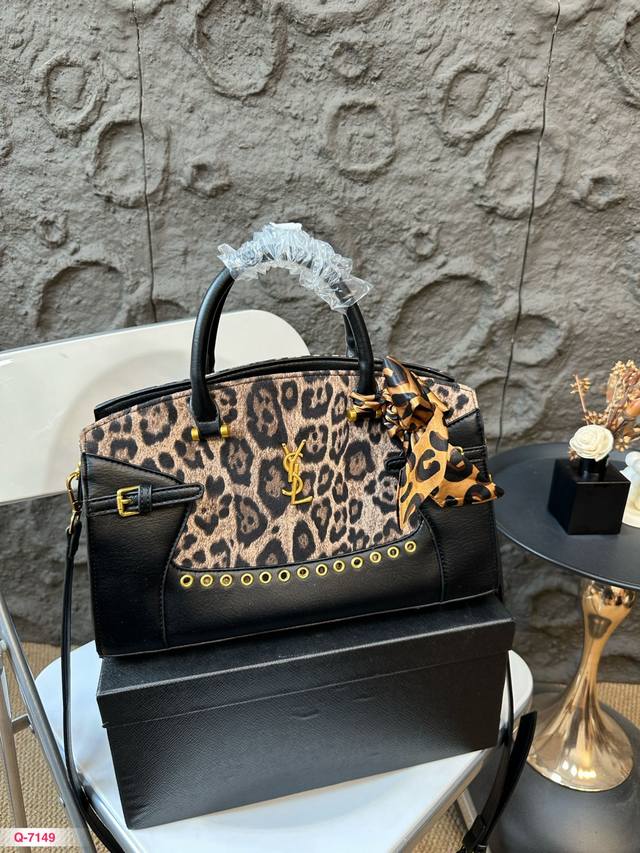 Ysl圣罗兰手提枕头包 耐看精致并超级能装 容量也很可日常出街必备 尺寸32.20