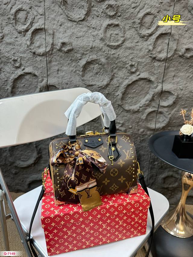 Lv 枕头包 耐看精致并超级能装 容量也很可日常出街必备 尺寸20.14 30.18