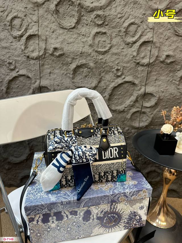 迪奥dior枕头包 耐看精致并超级能装 容量也很可日常出街必备 尺寸20.14 30.18