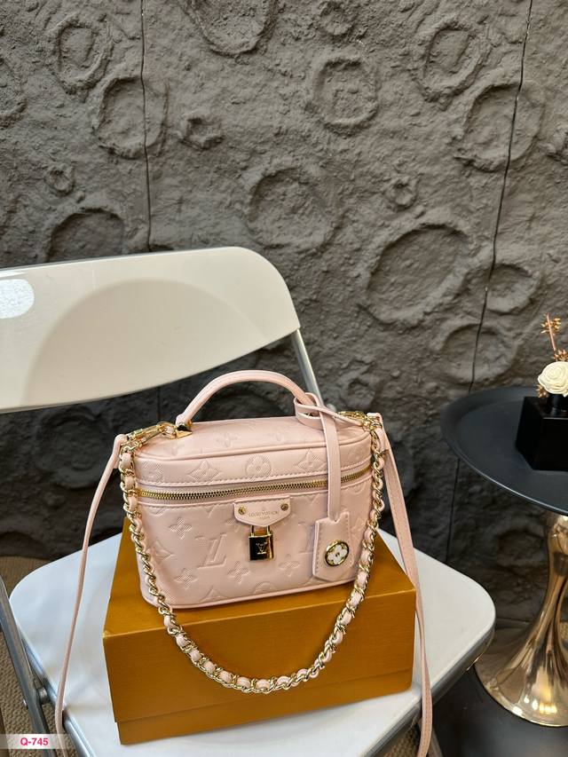 配折叠盒 Lv 2024 新款 Vanity Pm 化妆箱 软盒子 太鸡肋近几年lv的脑洞真的是越开越大，设计独特而经典小巧的独特造型，搭配各种复古的颜色和装饰