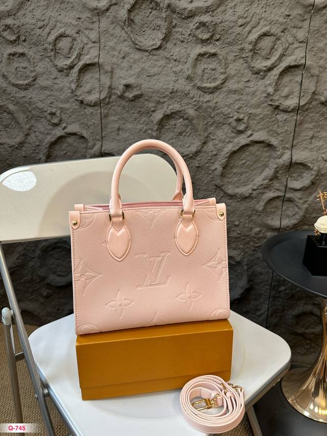 配折叠盒 Lv 丛林托特包 新品樱花粉 Mahina 好适合春天呐！整一个色系都是温温柔柔奶呼呼的，粉色印花小夹克搭配蕾丝蓬蓬裙，韩系甜妹女团风轻松拿捏尺寸24