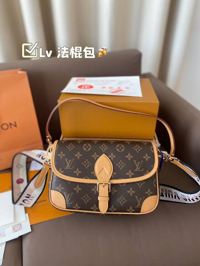Lv 法棍包 它是有两条肩带组成的，一条是牛皮的肩带，另一个呢是跟speedy20一样的刺绣宽肩带 真的是复古又时尚 尺寸24*17