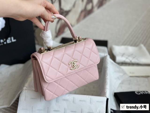 配盒 小号 Size：20*15Cm 小香家 Trendy Cc 风琴包系列！ 上身后超显大气， 容量非常！ 经典黑色软糯又舒服！