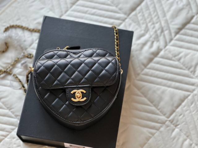 这大概是chanel史.上最超值的新包了吧 我理性的分析了这款爱心包,首先它属于“非常规”类包,而这类包在chanel是很少见的,每出一次就会火一次,且都会被当 这大概是chanel史.上最超值的新包了吧 我理性的分析了这款爱心包,首先它属于“非常规”类包,而这类包在chanel是很少见的,每出一次就会火一次,且都会被当