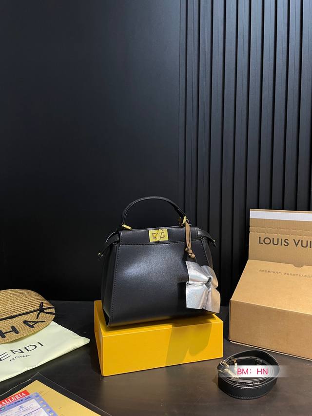 配折叠礼盒 芬迪 Peekaboo 小猫包 绵密的手感，轻便的包包 很有质感 可盐可甜 上身绝美 无可比拟 是每个追求漂亮的女孩必入单品 尺寸：23*21