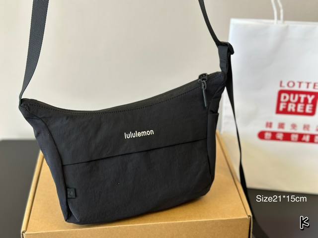 Lululemon 小包包都有货了哦实物很实用，很能装之前炒的异常火爆，现在是入手好时机21*15