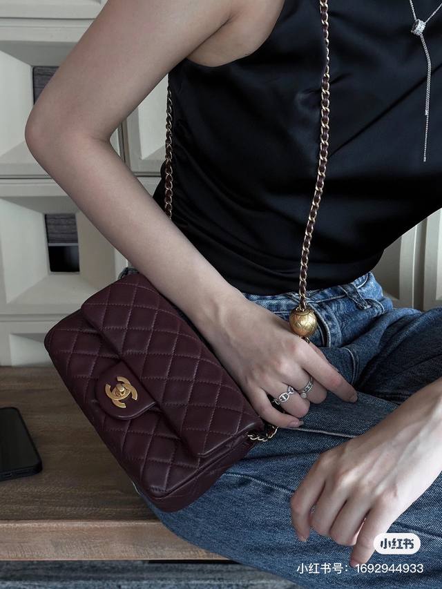 配礼盒. 圣罗兰 Niki 流浪包 专柜新款ysl圣罗兰 早已成为明星 网红们最爱的这只 低调却超显高逼格气质 据说是ysl Girl人手必备 优雅高贵的她成为