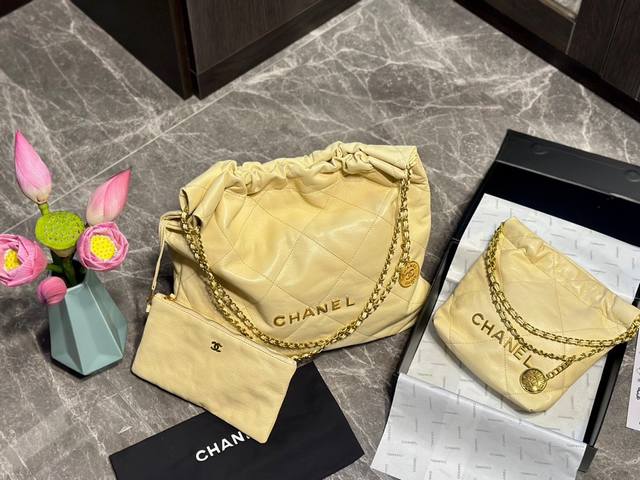 羊皮 官网飞机箱包装 Chanel22Bag来啦~期待了很久的“垃圾袋”果然是百搭神器春夏秋冬不挑季节不挑风格盛盛上面b分享四季搭配给大家参考啦盛盛超级耐用跟同
